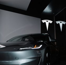 installation de station de recharge à domicile tesla : profitez d'une solution rapide, sûre et efficace pour recharger votre véhicule électrique chez vous.