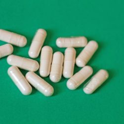 découvrez des alternatives non hormonales à la pilule contraceptive pour une contraception naturelle et respectueuse de votre corps.